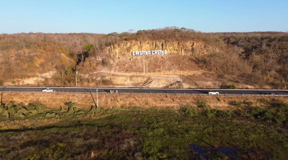 Cartão postal: Cristino Castro ganha letreiro inspirado em Hollywood