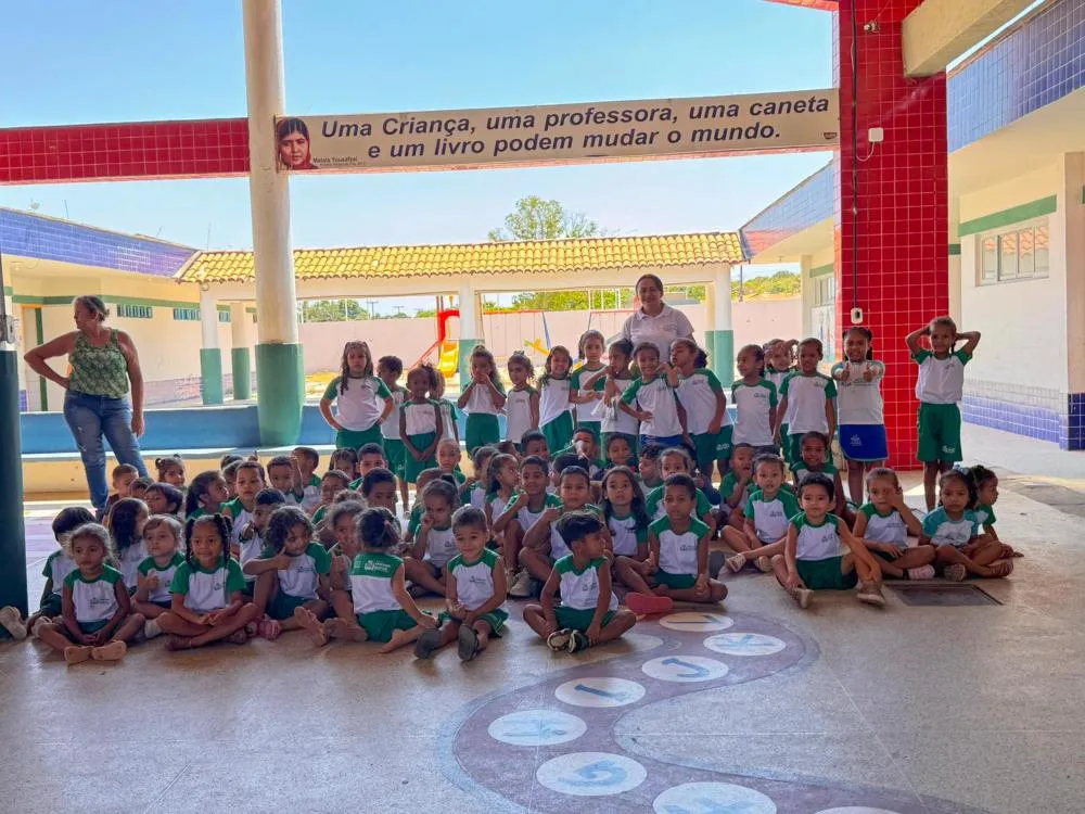 Prefeitura de Cristino Castro entrega novos uniformes escolares aos alunos da rede municipal