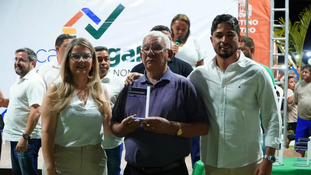 Cristino Castro celebra 72 anos com entrega de 500 escrituras a famílias